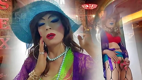 Sexy nude milf niclo with a sexy face makes her pussy wet