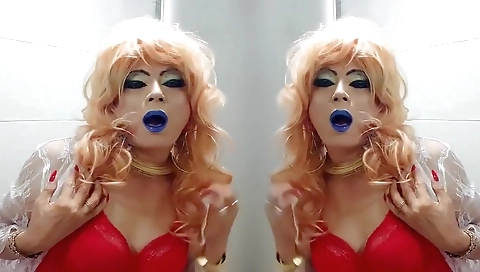 Hot shemale pornstar with a sexy body fucks a tranny shemale